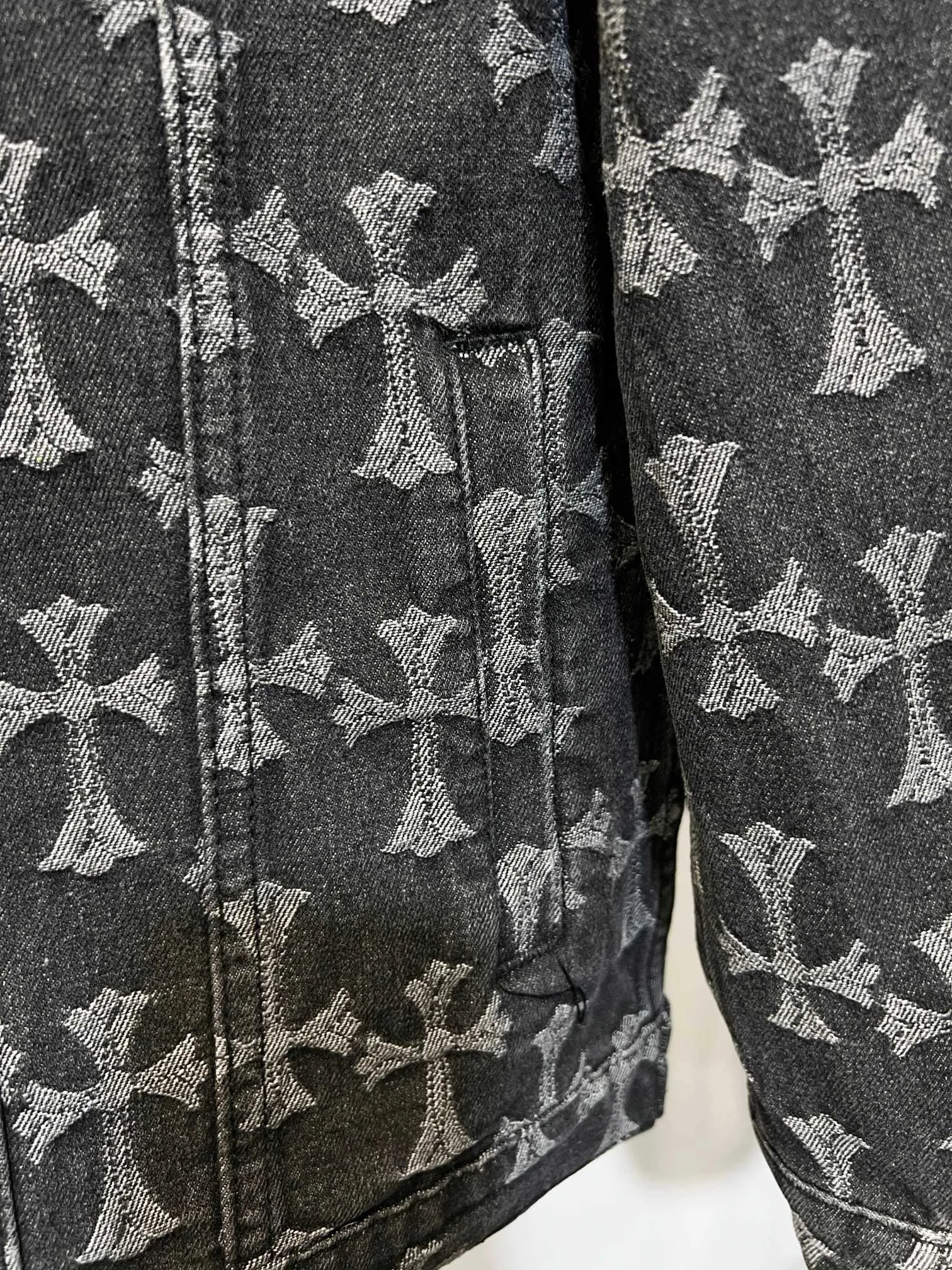 P250 Style No.: (r071) Chrome Hearts double-sided heavy-duty denim jacket with LOGO printed all over the jacquard. The same style as the Internet celebrity star. The cross-printed denim jacket has a unique cross design element and all-over printing, which is full of design. It is made of 100% denim cotton fabric with heavy coarse yarn count, which ensures a stiff and tough silhouette while being soft, comfortable and breathable. The lapel is designed with silver buttons and is full of texture. The classic white cross logo is all over the dress, making it a perfect versatile style for spring and summer! Customized jacquard fabric, you can wear it in various styles. This gender-neutral shirt is a must-have for nightclubs. It can be worn as a jacket for both men and women. It can be easily worn by both men and women! The original loose version is made of high-quality pure cotton fabrics. The fabric pattern is high-definition and delicate without burrs. It is comfortable and breathable to wear. All the buttons are molded and customized. It is casual and fashionable and can be matched with any bottoms. It can be windproof and sunproof in spring and summer. It can be worn outside in autumn and winter! Easily concave shape makes you look slimmer and taller, perfect for both men and women! Style number: Color: Black Size: S M L XL